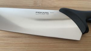 Fiskars Essential Küchenmesser Nahaufnahme Logo