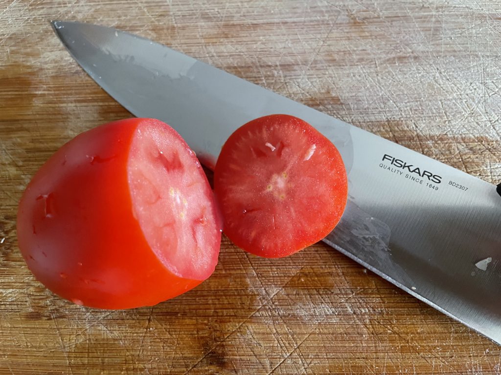 Fiskars Essential Küchenmesser Tomatenschnitt