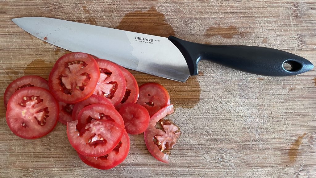 Fiskars Essential Küchenmesser Tomatentest