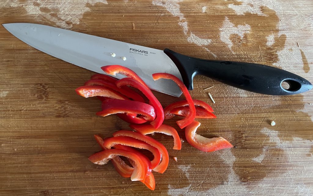 Fiskars Essential Küchenmesser geschnittene Paprika