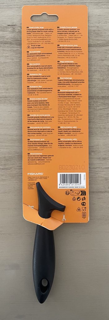 Fiskars Essential Küchenmesser in der Verpackung von hinten