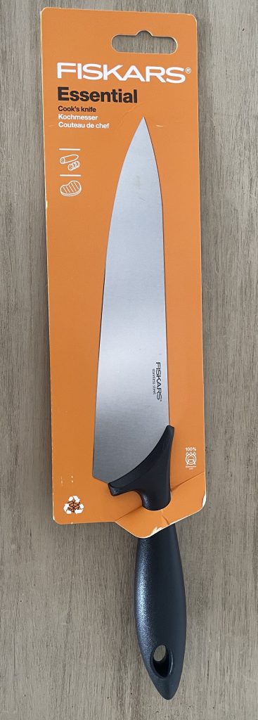Fiskars Essential Küchenmesser in der Verpackung von vorn