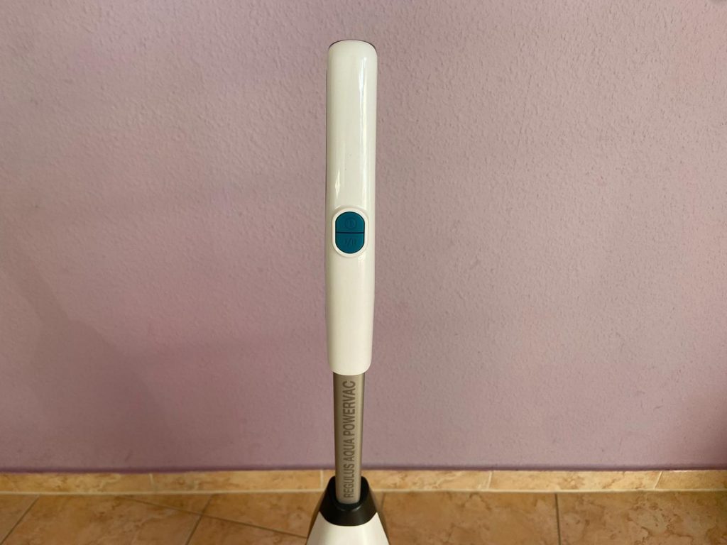 Griff des Leifheit Regulus Aqua PowerVac Pro 2.0 Saugwischer von vorne