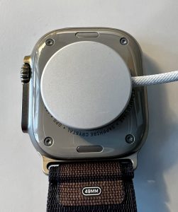 Apple Watch Ultra 2 Smartwatch beim Laden