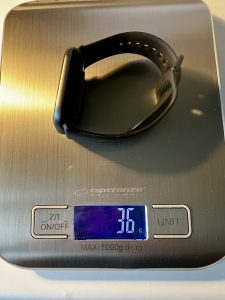 Amazfit Active Smartwatch auf einer Waage