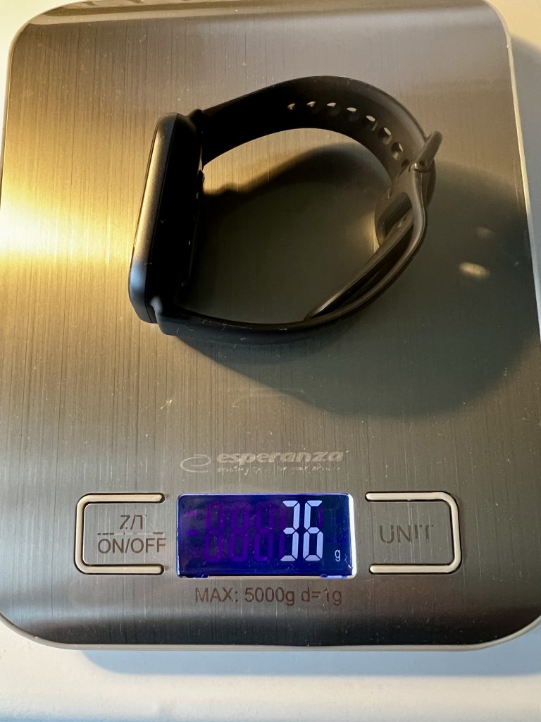 Amazfit Active Smartwatch auf einer Waage