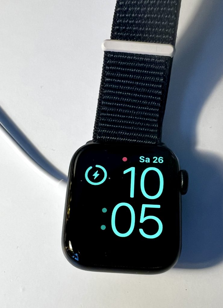 Apple Watch SE 2. Generation Smartwatch beim Laden