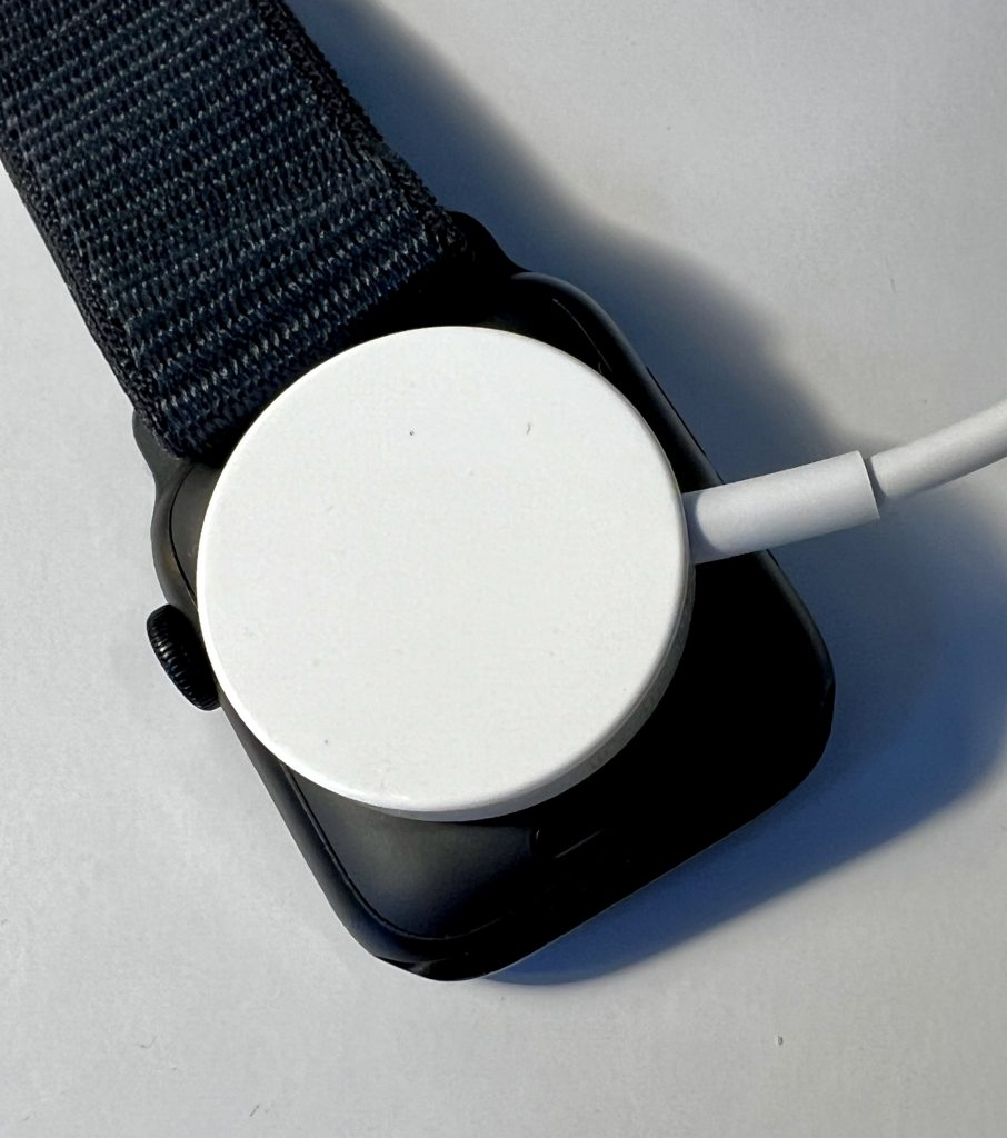 Apple Watch SE 2. Generation Smartwatch beim Laden