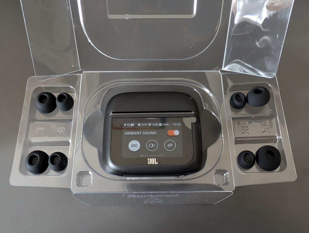 JBL Tour Pro 3 In-Ear-Bluetooth-Kopfhörer in Verpakcung mit Aufsätzen