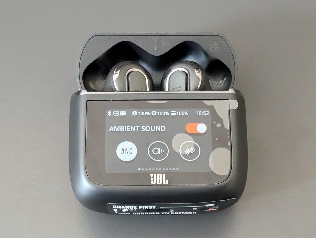 JBL Tour Pro 3 In-Ear-Bluetooth-Kopfhörer in geöffneter Ladebox