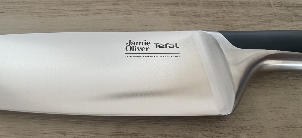 Jamie Oliver by Tefal K26701 Küchenmesser Nahaufnahme Logo