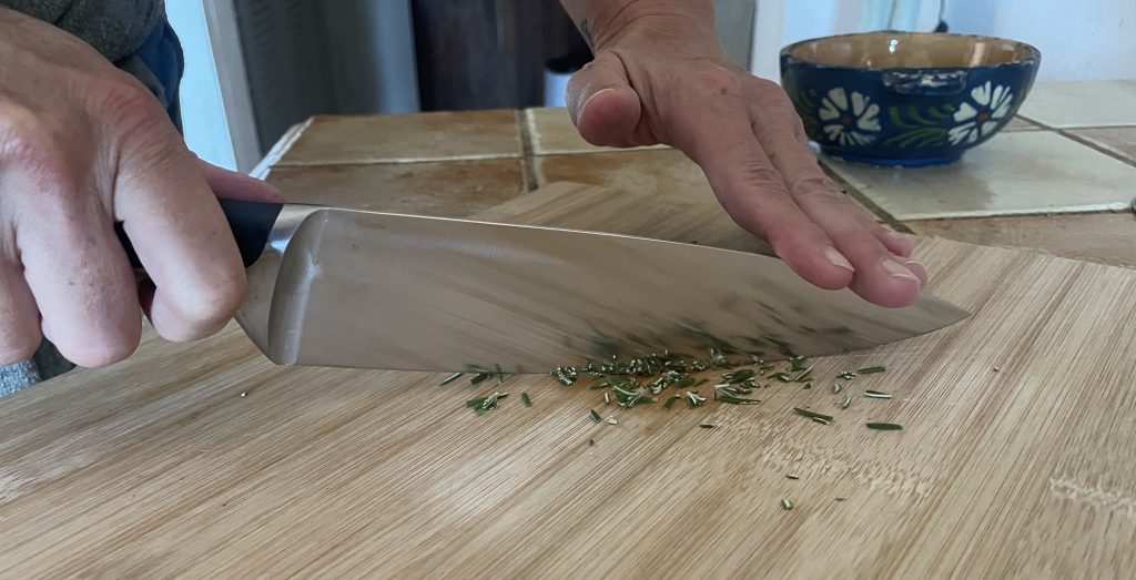 Jamie Oliver by Tefal K26701 Küchenmesser beim Wiegeschnitt