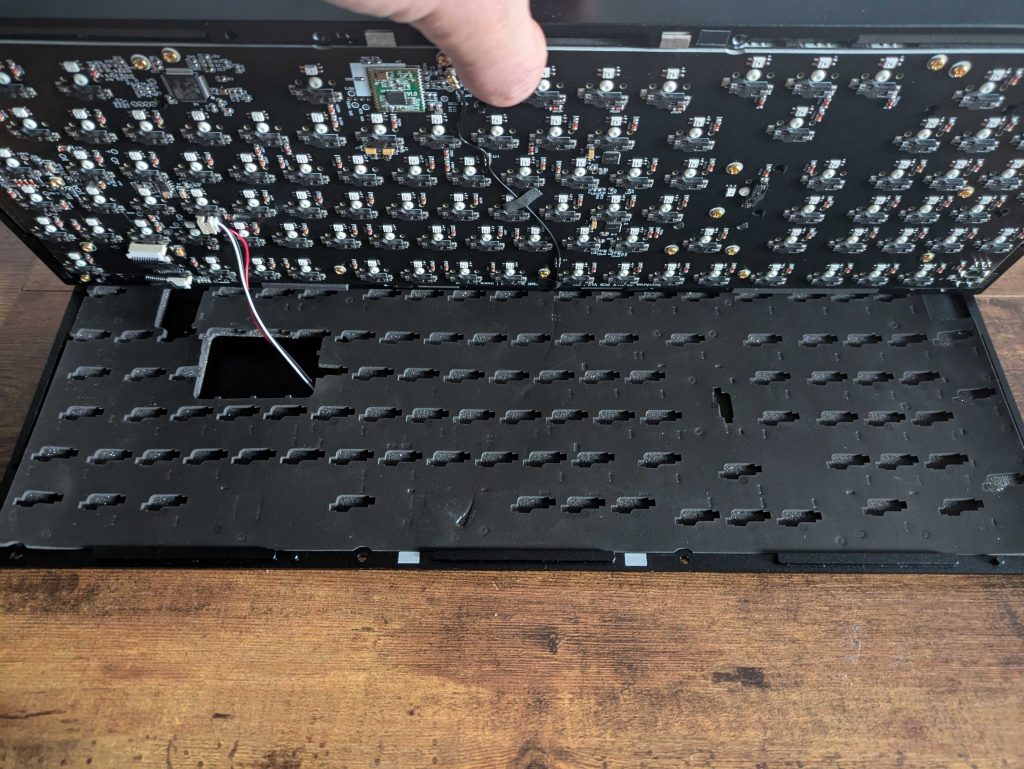 Keychron Q5 MAX Tastatur aufgeschraubt Sicht auf die Matten