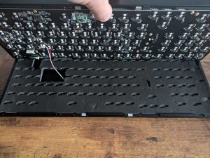 Keychron Q5 MAX Tastatur aufgeschraubt Sicht auf die Matten