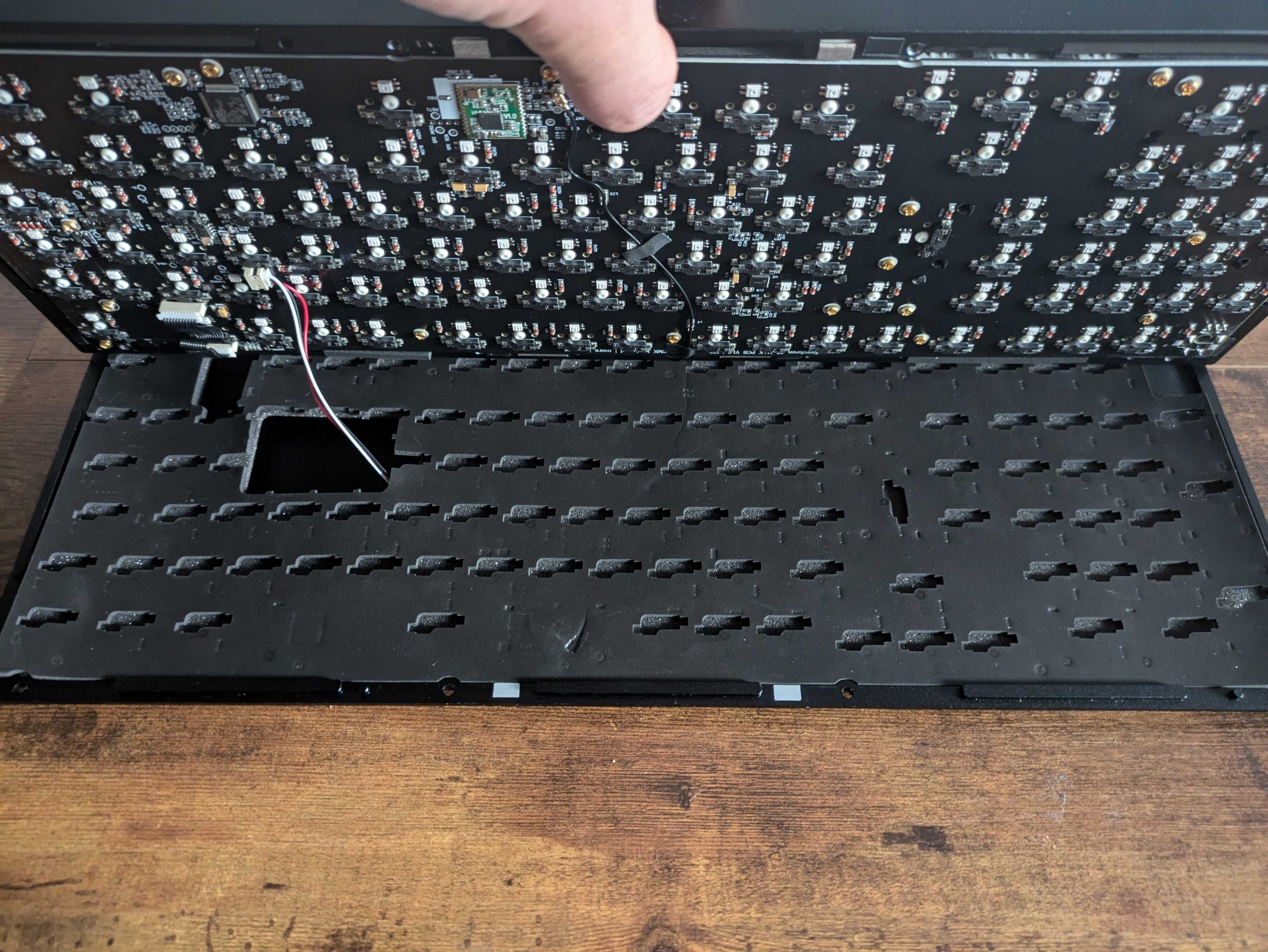 Keychron Q5 MAX Tastatur aufgeschraubt Sicht auf die Matten