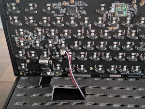 Keychron Q5 MAX Tastatur aufgeschraubt in der Nahansicht