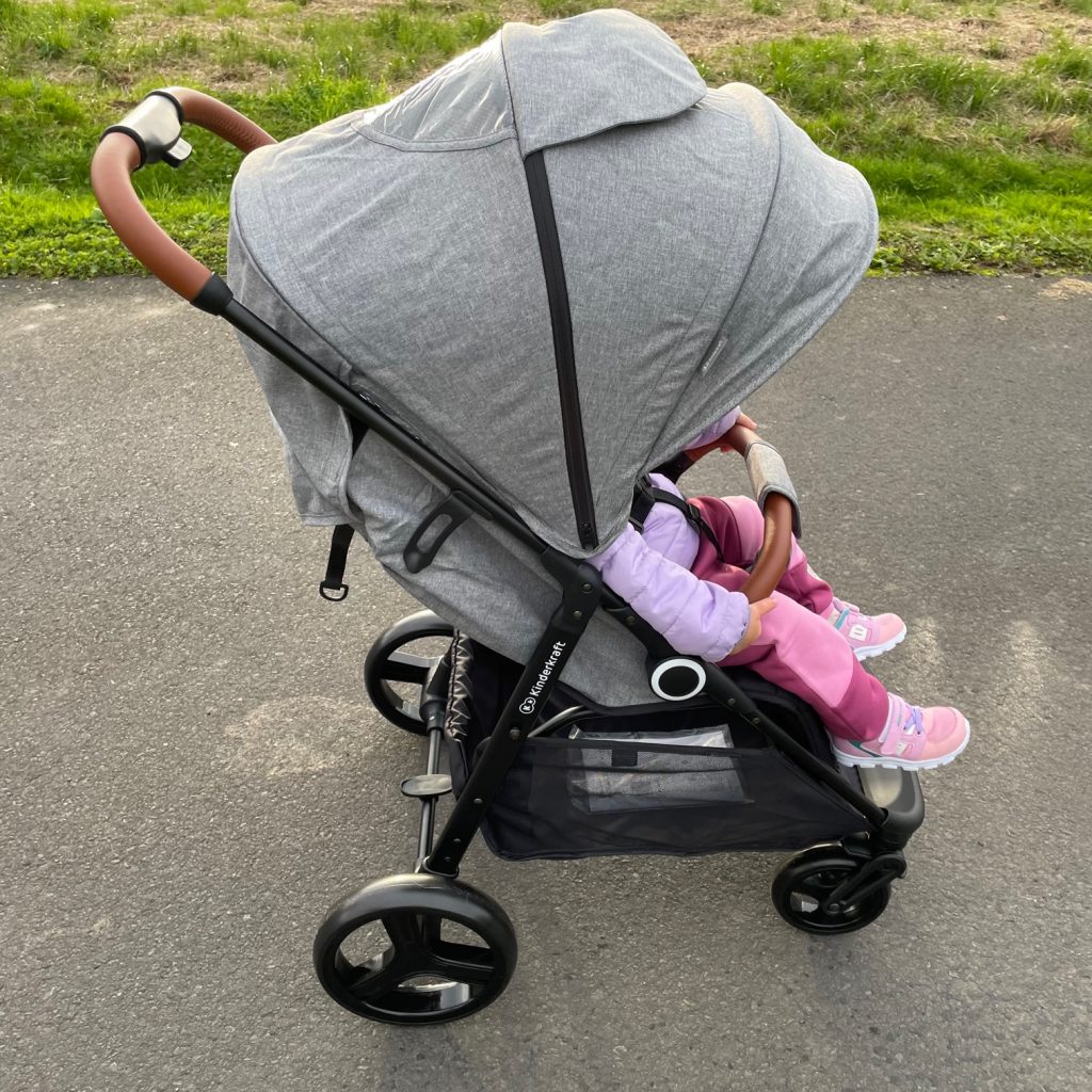 Kinderkraft Grande Plus Buggy mit Kind