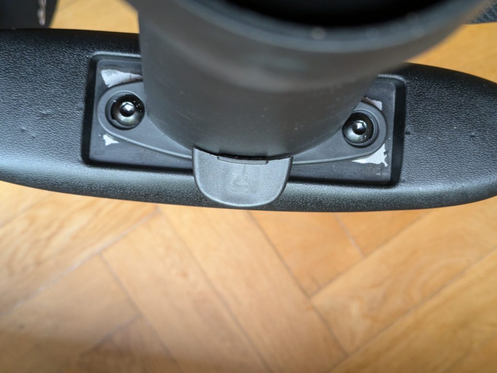 Lackfehler des Robas Lund DX Racer 1.2 FD01 Bürostuhls (2)