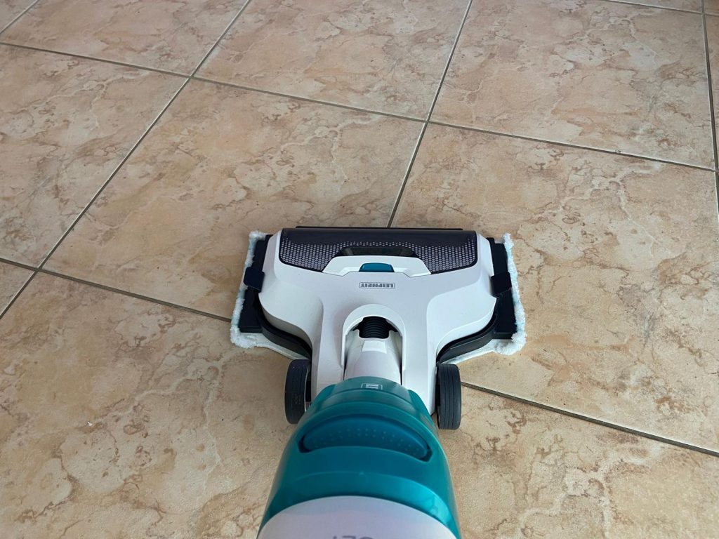 Leifheit Regulus Aqua PowerVac Pro 2.0 Saugwischer in Benutzung