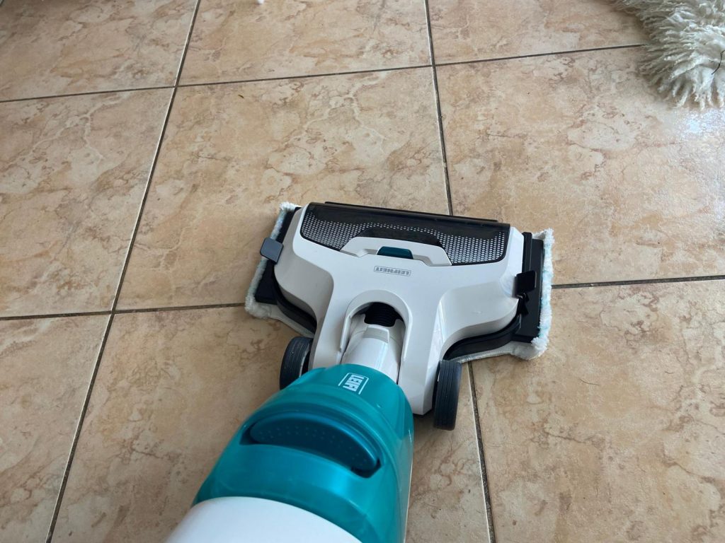 Leifheit Regulus Aqua PowerVac Pro 2.0 Saugwischer in Benutzung (2)