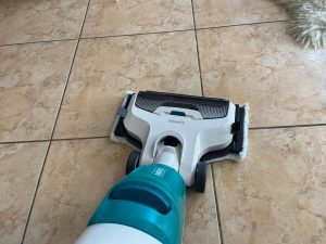 Leifheit Regulus Aqua PowerVac Pro 2.0 Saugwischer in Benutzung (2)