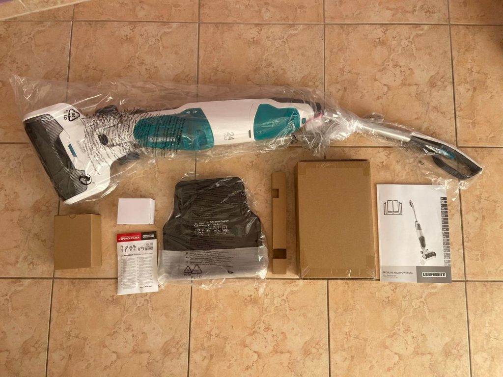 Lieferumfang des Leifheit Regulus Aqua PowerVac Pro 2.0 Saugwischers mit Verpackung