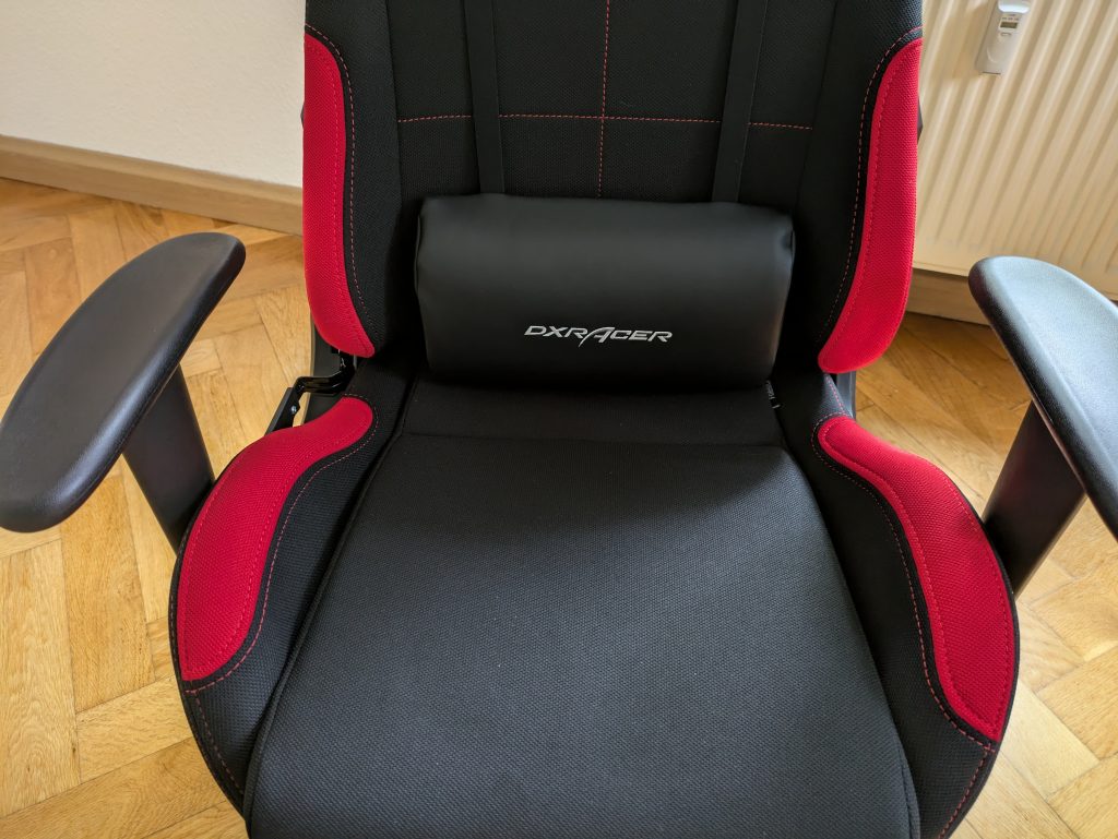 Lordosenkissen des Robas Lund DX Racer 1.2 FD01 Bürostuhls angebaut