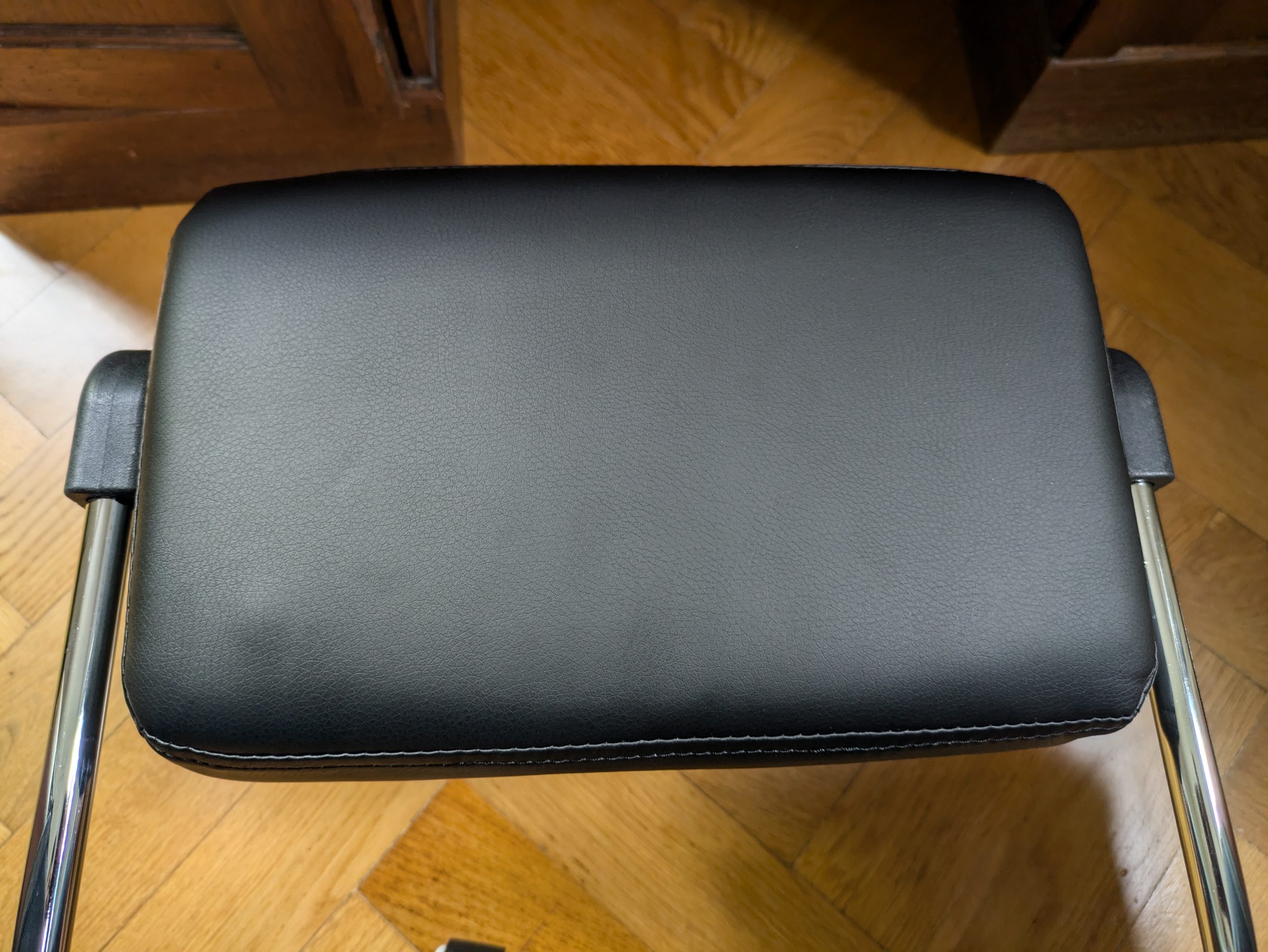 Montierte Fußablage des SONGMICS OBG71B Bürostuhls