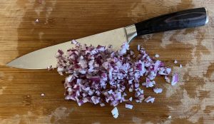 PAUDIN Küchenmesser mit dem Wiegeschnitt zerkleinerte Zwiebeln