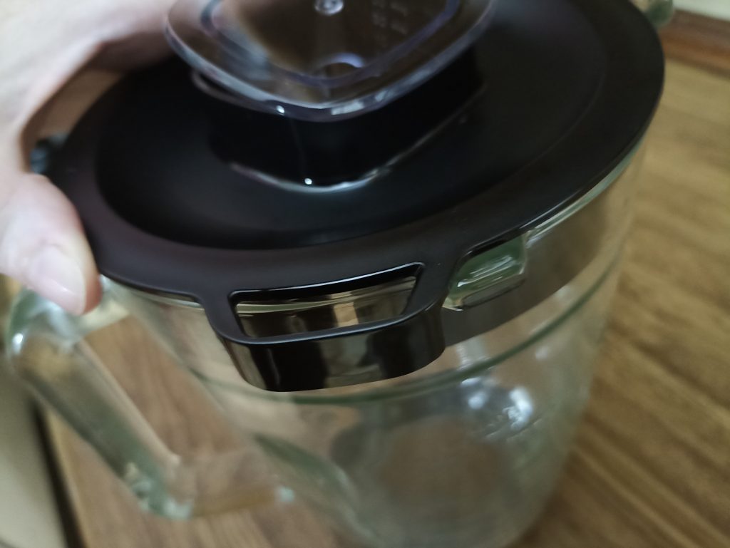 Philips 3000 Series HR229141 Standmixer, Deckel einrasten am große Mixerbehälter