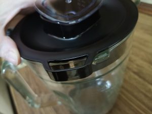 Philips 3000 Series HR229141 Standmixer, Deckel einrasten am große Mixerbehälter