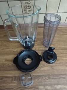 Philips Core HR3573 90 Standmixer, beide Mixergefäße mit ihren Deckeln