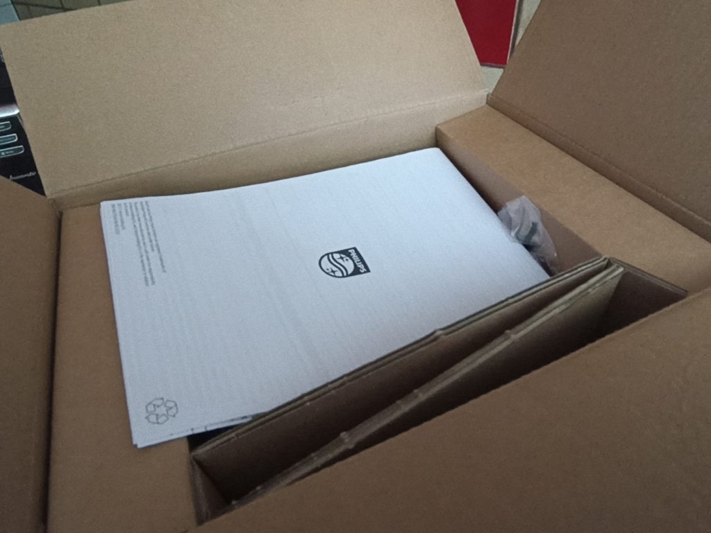 Philips Core HR3573 90 Standmixer, beim Verpacken