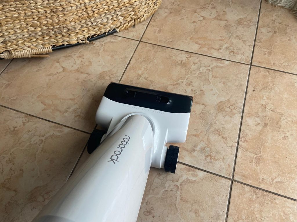 Roborock Flexi Pro Saugwischer in der Benutzung (2)