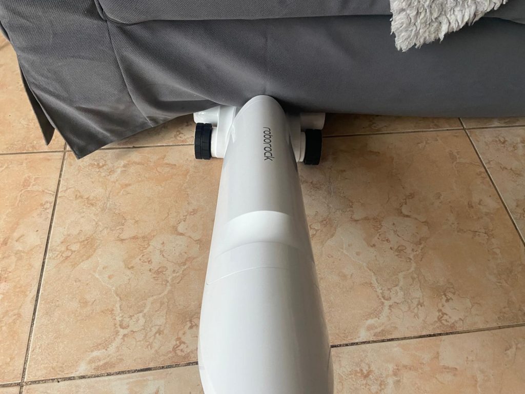 Roborock Flexi Pro Saugwischer in der Benutzung, Möbel