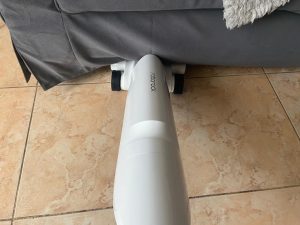Roborock Flexi Pro Saugwischer in der Benutzung, Möbel