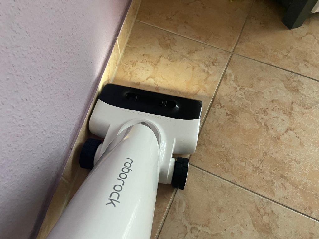 Roborock Flexi Pro Saugwischer in der Benutzung mit Licht