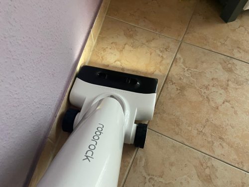 Roborock Flexi Pro Saugwischer in der Benutzung mit Licht