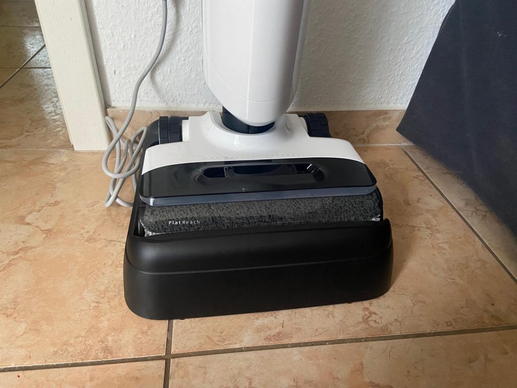 Roborock Flexi Pro Saugwischer in der Station in der Nahansicht