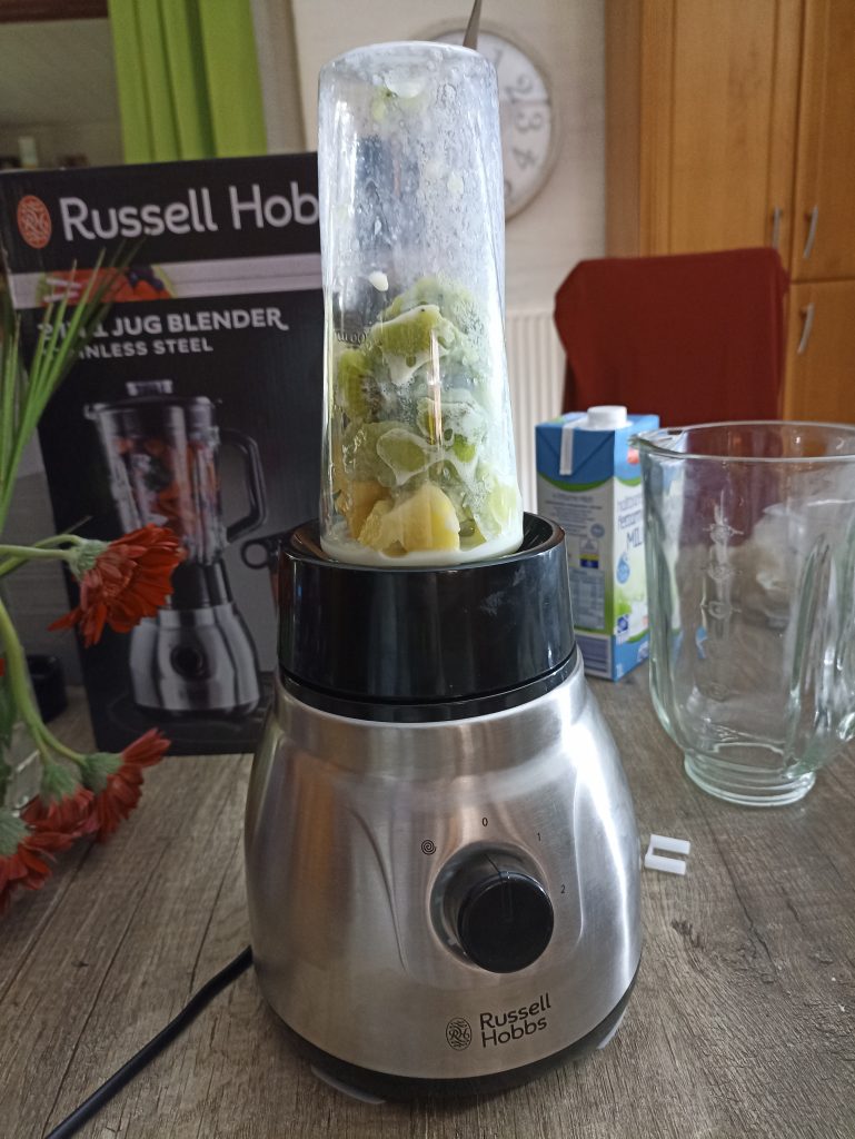 Russell Hobbs 2-in-1 Standmixer, Behälter mit Zutaten für Smoothie aufgesetzt