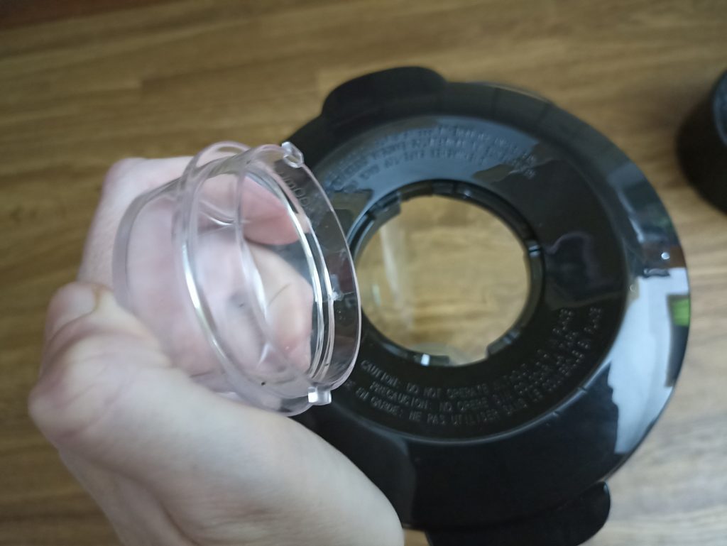 Russell Hobbs 2-in-1 Standmixer, Deckel des großen Mixeraufsatzes öffnen