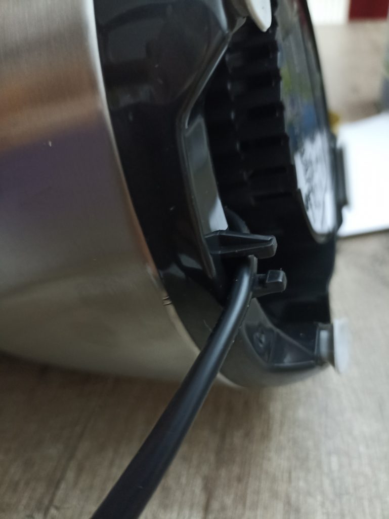 Russell Hobbs 2-in-1 Standmixer, Kabelführung auf derr Unterseite der Motorbasis