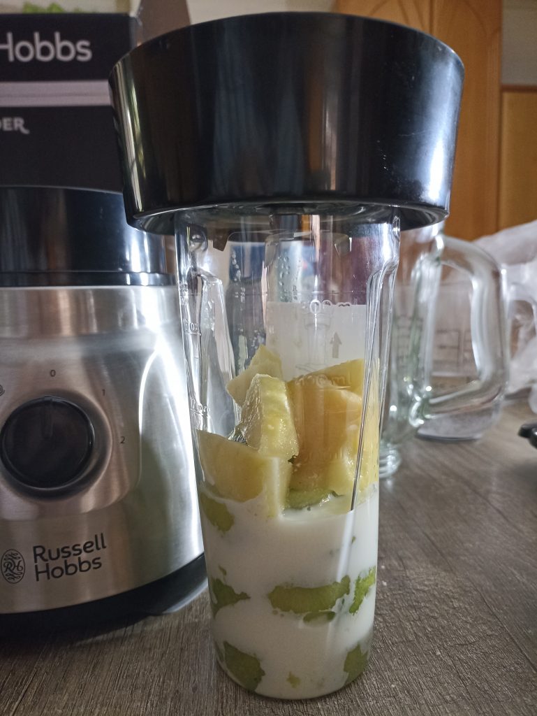 Russell Hobbs 2-in-1 Standmixer, Zutaten für Smoothie im Behälter
