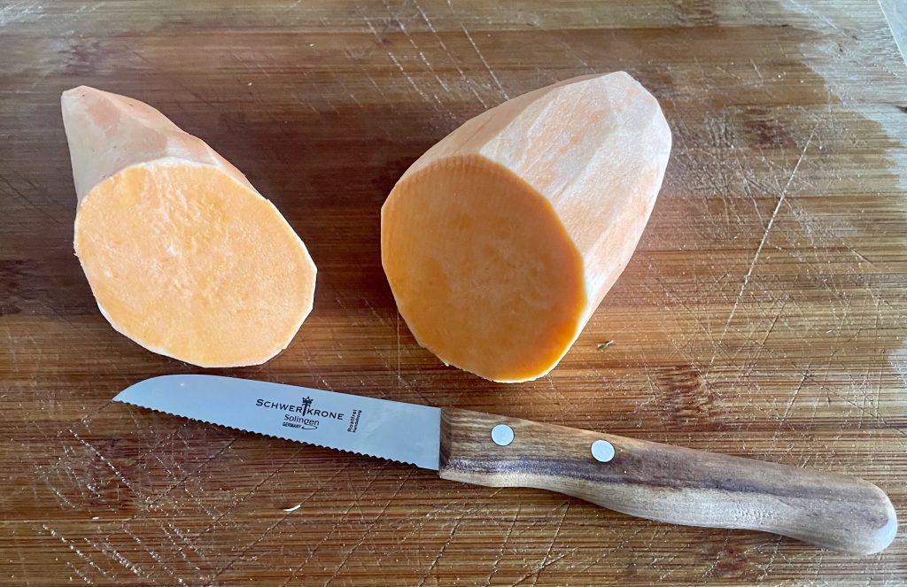 SCHWERTKRONE 1091 Küchenmesser beim Schneiden von Süßkartoffeln