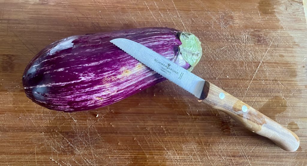 SCHWERTKRONE 1091 Küchenmesser vor dem Schneiden der Aubergine