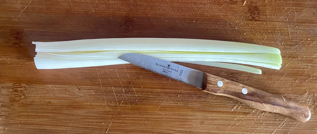 SCHWERTKRONE 1091 Küchenmesser vor dem Schneiden von Porree