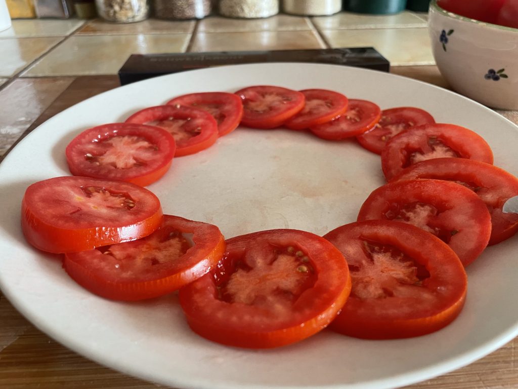 Schwertkrone 1091 Küchenmesser Nahaufnahme der geschnittenen Tomaten