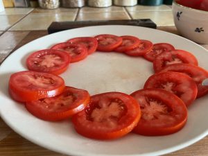 Schwertkrone 1091 Küchenmesser Nahaufnahme der geschnittenen Tomaten