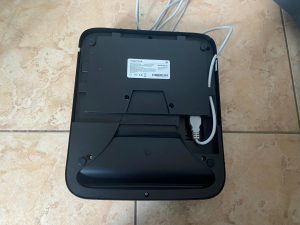 Station des Roborock Flexi Pro Saugwischers von unten, angeschlossen