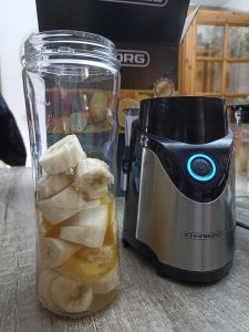 Steinborg SB-7030 Standmixer, Zutaten für Smoothie im Behälter